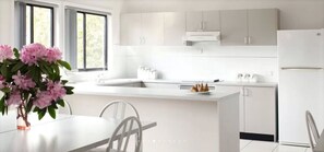 Microwave, oven, stovetop, dishwasher - 4 BR Lakeview Terrace House (Metung)