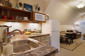 Kühlschrank, Mikrowelle, Wasserkocher mit Kaffee-/Teezubehör, Toaster