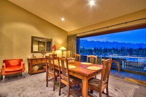 Dining - Walk to town, stunning views, private sauna! (Queenstown Hill)
