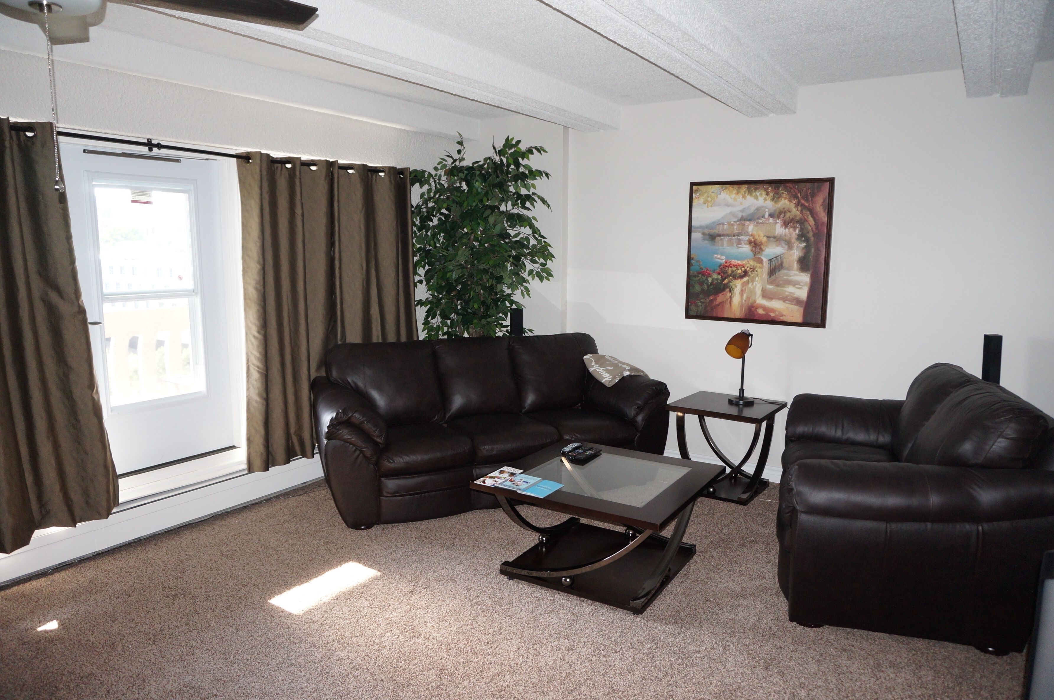 Downtown Highrise, Great Location, fast wifi and underground parking included!