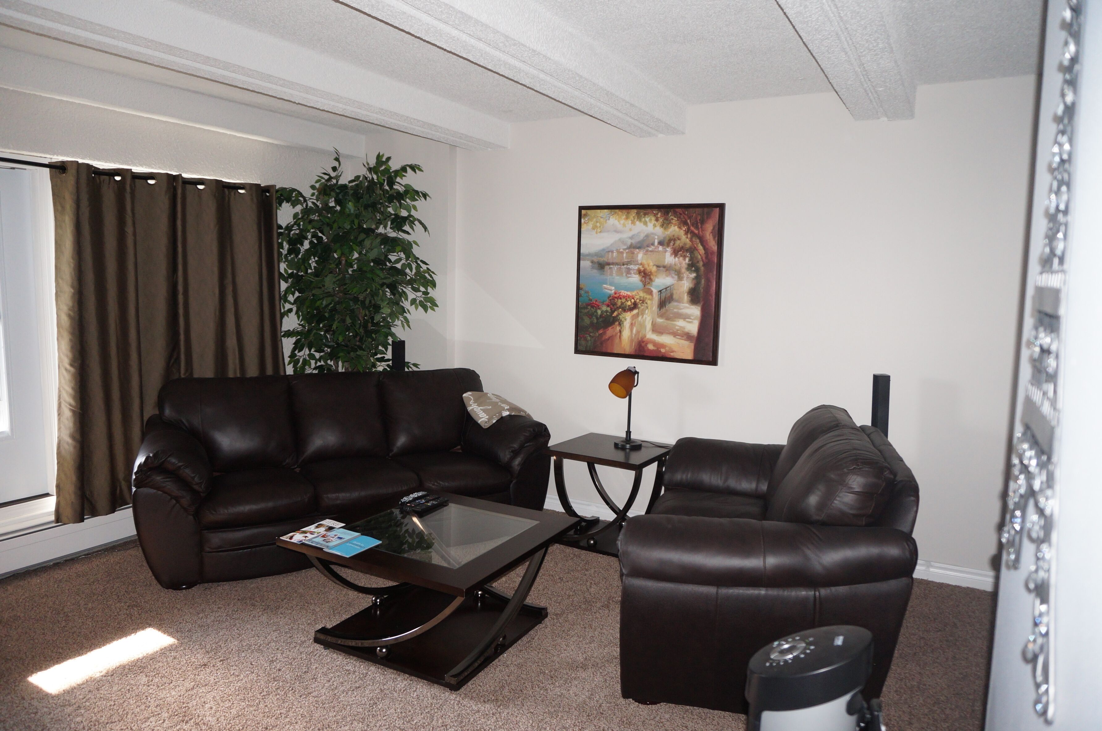 Downtown Highrise, Great Location, fast wifi and underground parking included!