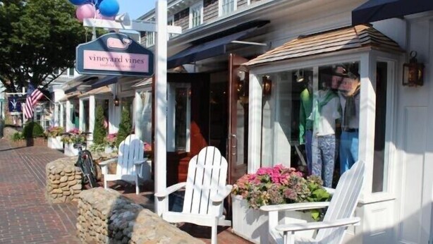 A storefront with a sign reading "Vineyard Vines." - Your Summer Home - Close to Beach, Shops, Cafes, & Ferry! 50+ ⭐️⭐️⭐️⭐️⭐️ Reviews (Vineyard Haven)