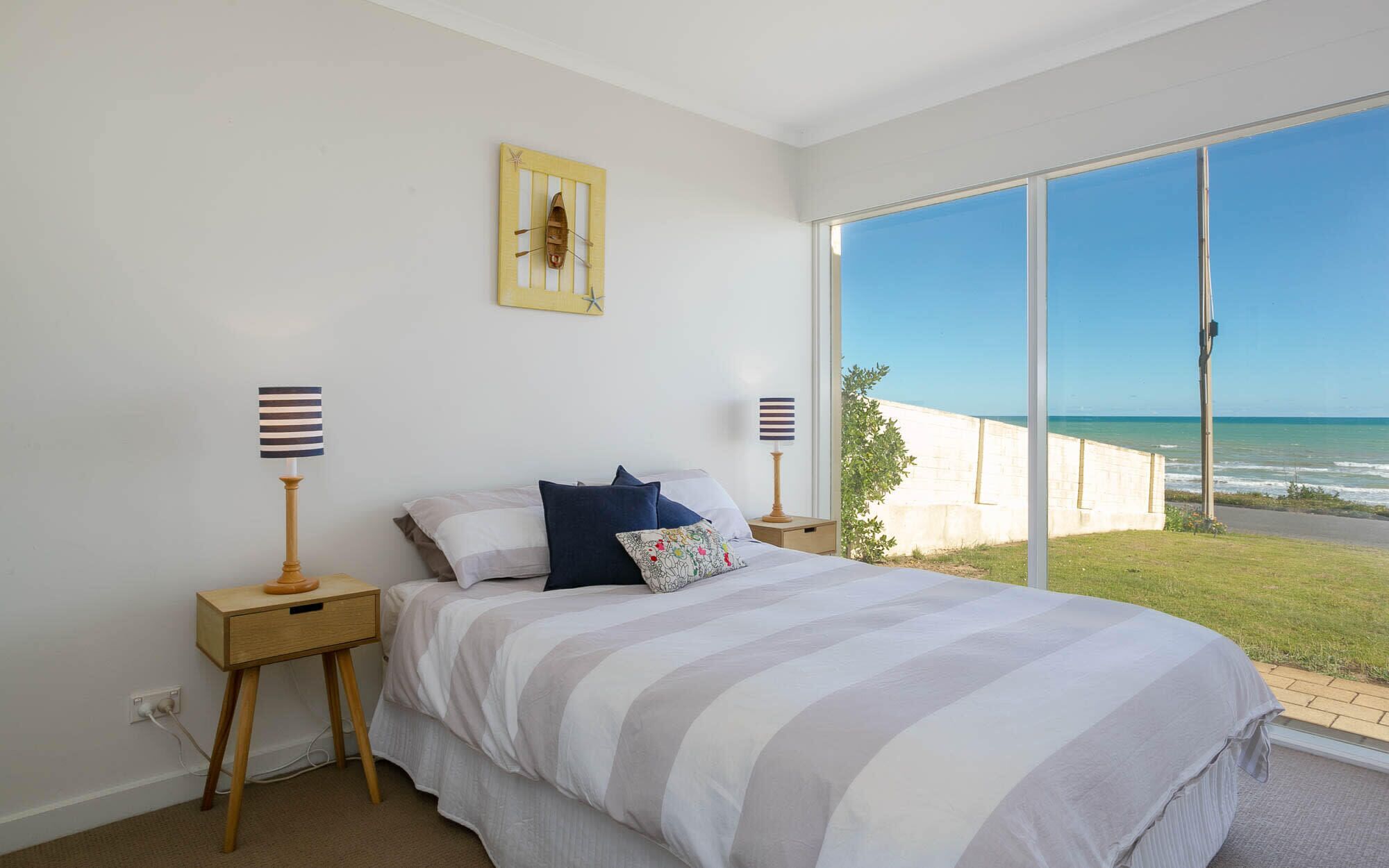 124 Surfers Pde - Beachfront — image 27