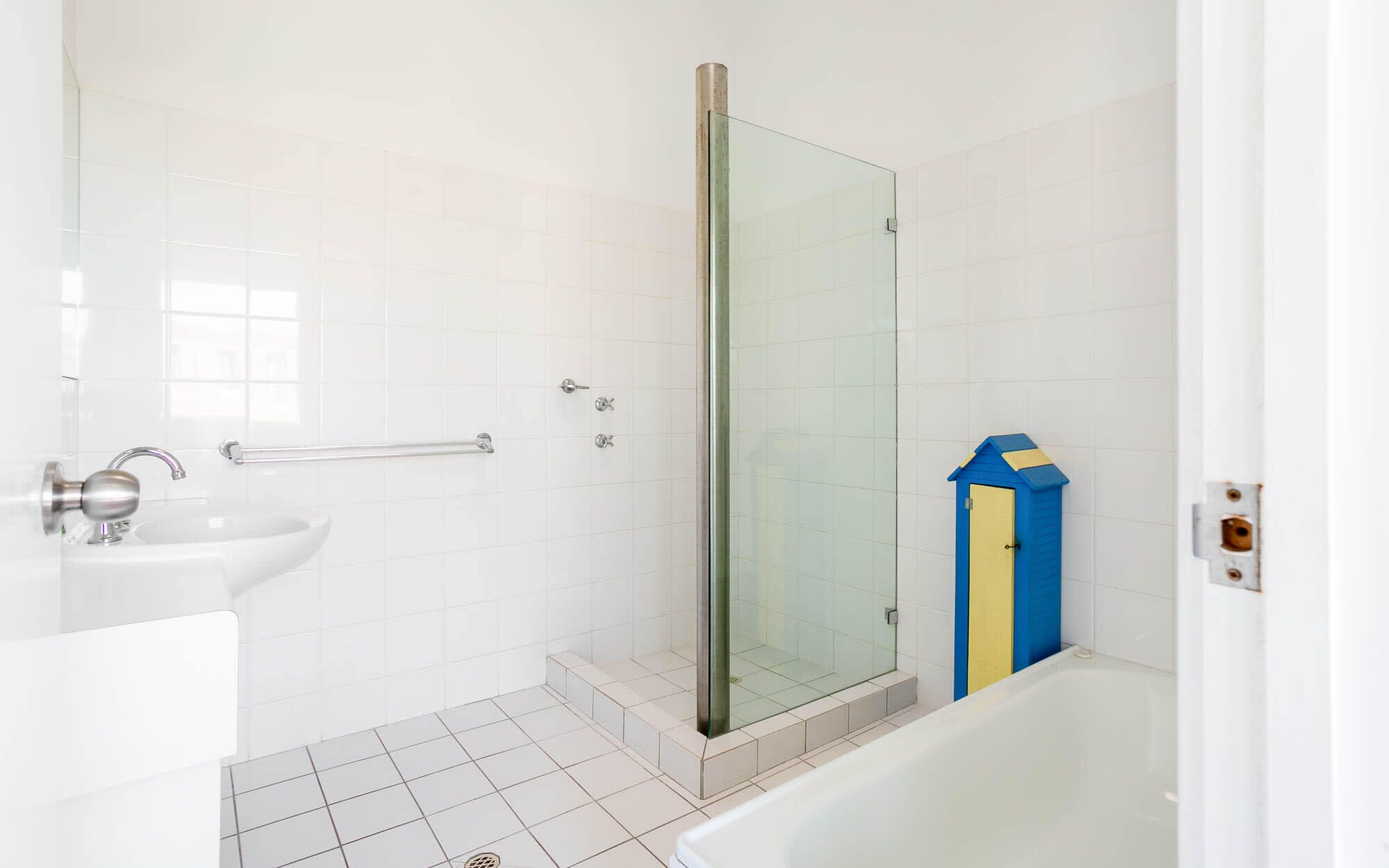 124 Surfers Pde - Beachfront — image 26