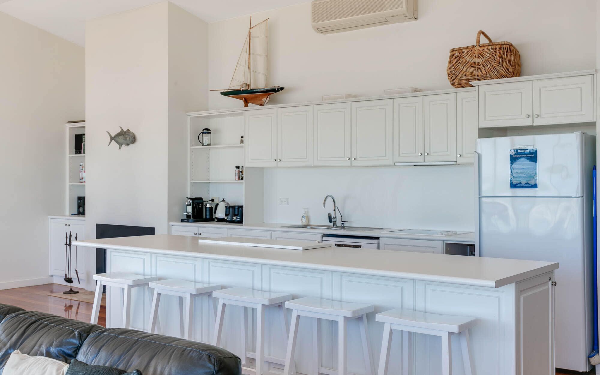 124 Surfers Pde - Beachfront — image 13