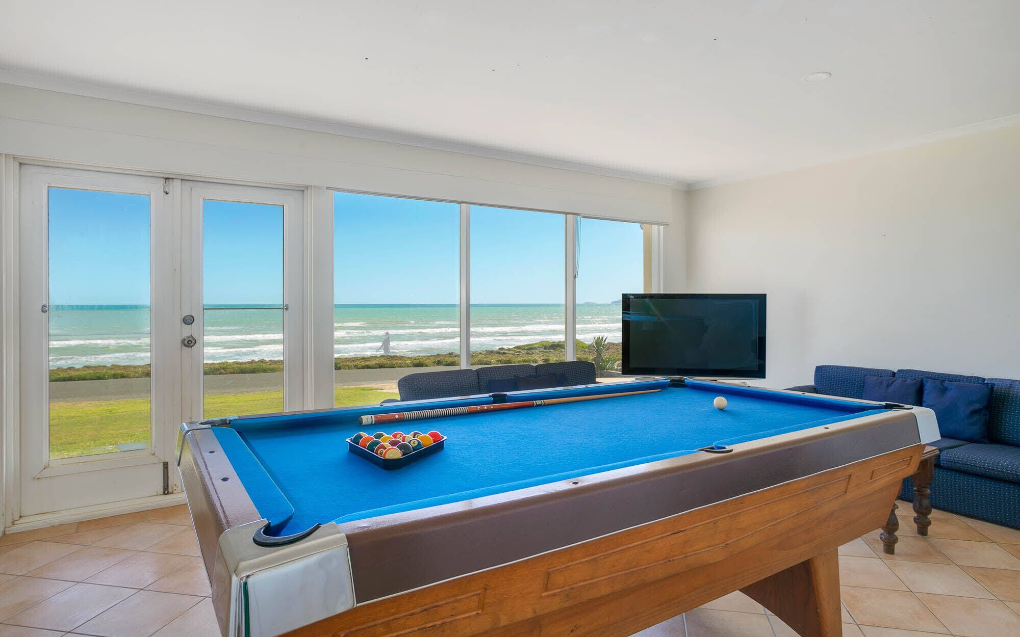 124 Surfers Pde - Beachfront — image 4