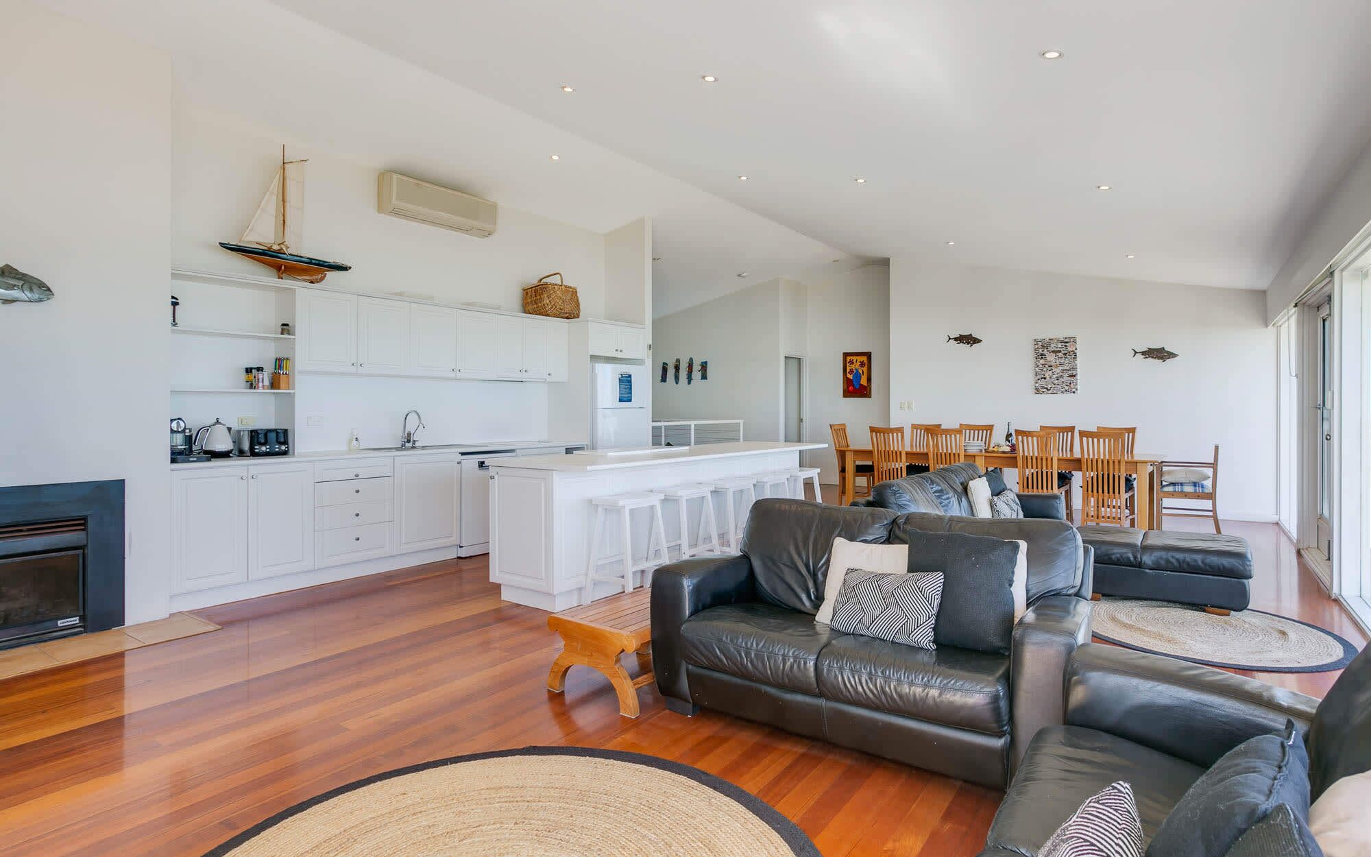 124 Surfers Pde - Beachfront — image 16