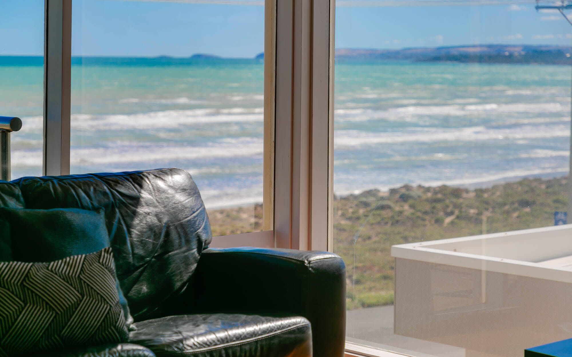 124 Surfers Pde - Beachfront — image 11