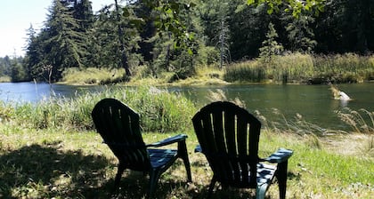 Cozy Cattail Cottage a comfortable coastal estuary woodland home near Reedsport