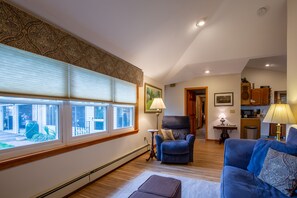 Smart-TV, DVD-spiller, bøker og filmbibliotek