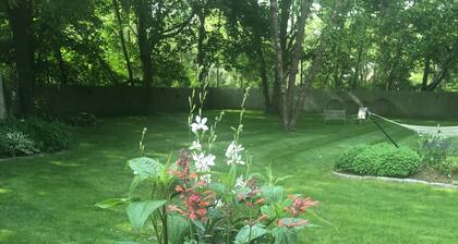 Quiet oasis minutes from beaches, vineyards and downtown Newport