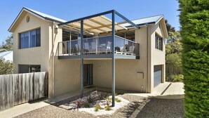A two-story house with a balcony, a wooden fence, and a small garden. - Torquay Sea-Cret (Torquay)