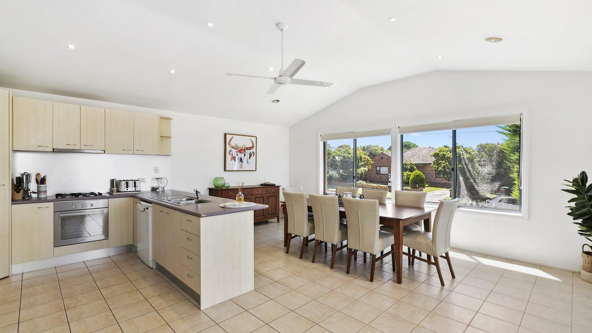 Kylskåp, mikrovågsugn, diskmaskin och brödrost