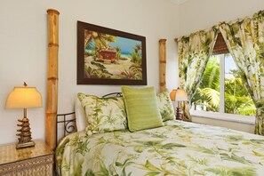Une chambre à coucher avec un lit, deux tables de chevet, un tableau et une fenêtre avec des rideaux.