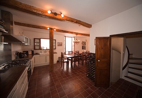 Ancienne maison vigneronne française rénovée du 19e siècle (à pied de la rivière et des commerces)