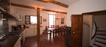 Casa dei produttori di vino francese del XIX secolo ristrutturata (a piedi dal fiume e dai negozi)