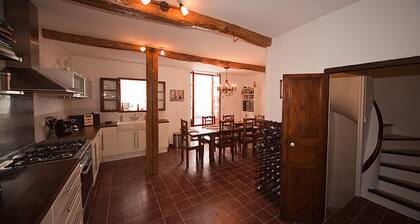 Ancienne maison vigneronne française rénovée du 19e siÚcle (à pied de la riviÚre et des commerces)