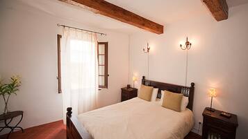 3 bedrooms, desk, iron/ironing board, free WiFi