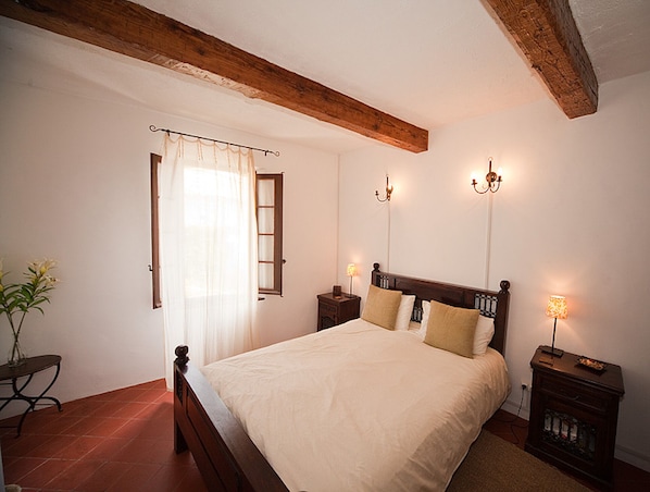 3 bedrooms, desk, iron/ironing board, free WiFi
