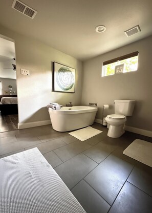 Bathtub, hair dryer, towels, soap - Comfortable #Staycay Close to Everything In Dallas (Dallas)