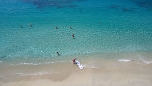 Ein Strand mit klarem türkisblauem Wasser und einem Sandstrand.