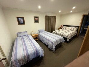 4 bedrooms, desk, iron/ironing board, free WiFi - Haddens Haven in Meena, Tasmania (Miena)