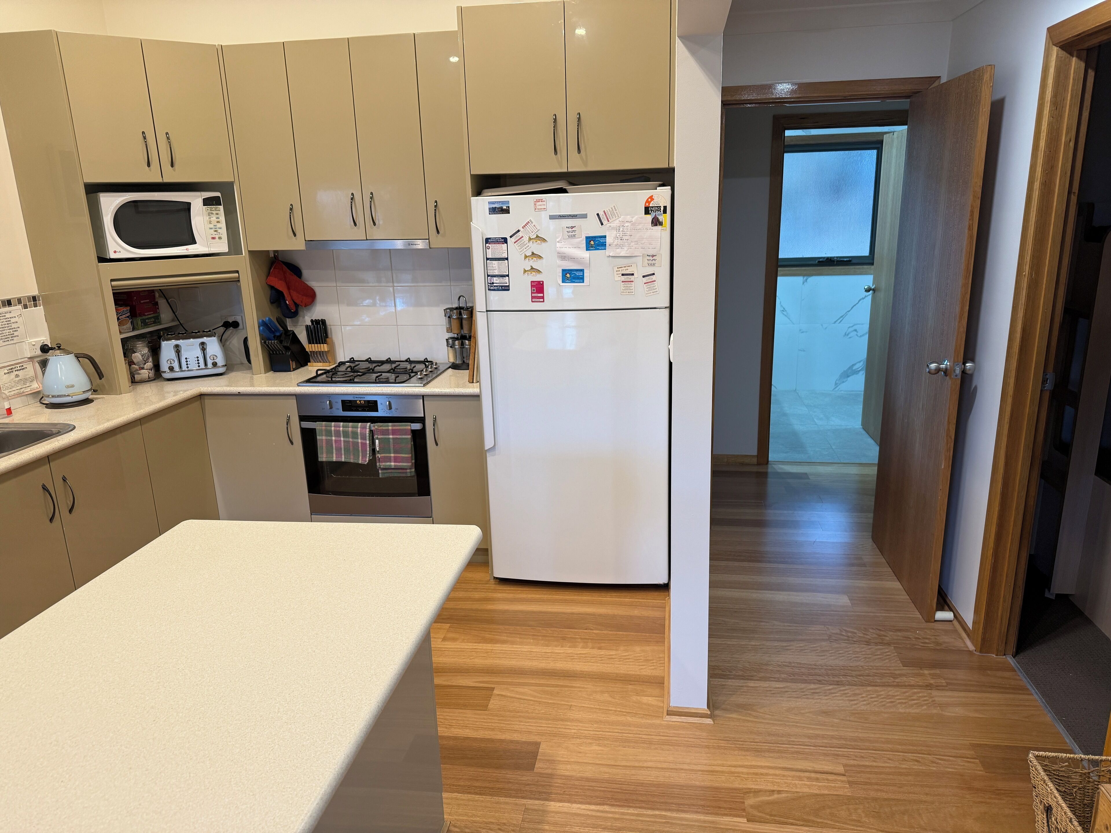 Kjøleskap, mikrobølgeovn, ovn og kokeplater