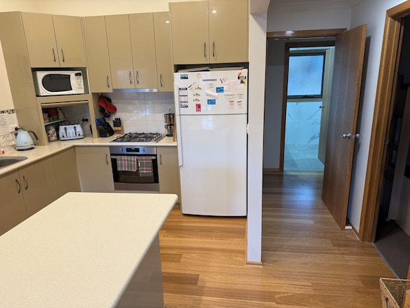 Refrigerador, microondas, horno y parrilla de estufa 