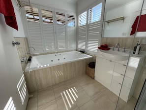 Dusche, Whirlpool, Haartrockner, Handtücher