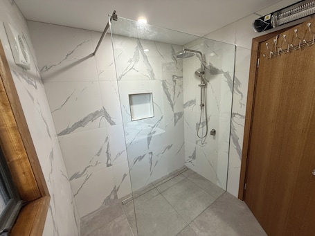 Shower, jetted bath, hair dryer, towels. Haddens Haven in Meena, Tasmania