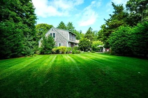 Exterior - Beautifully Decorated 3BR Cape - Less than .5 miles to Beach! (1945) (Orleans)