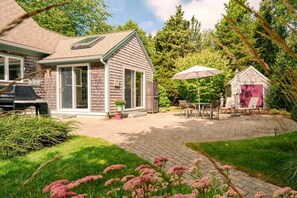 Outdoor dining - Beautifully Decorated 3BR Cape - Less than .5 miles to Beach! (1945) (Orleans)