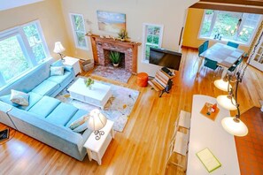 TV, books - Beautifully Decorated 3BR Cape - Less than .5 miles to Beach! (1945) (Orleans)