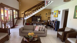 Una sala de estar amplia con una escalera, un comedor y una cocina.