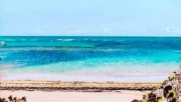 Beach nearby, sun loungers, beach towels