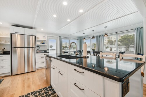 White beaches, walk to restaurants and shops! Family vacation /Romantic getaway!