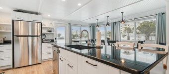 White beaches, walk to restaurants and shops! Family vacation /Romantic getaway!