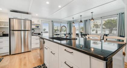 White beaches, walk to restaurants and shops! Family vacation /Romantic getaway!