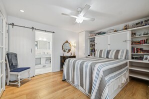 2 habitaciones, escritorio y tabla de planchar con plancha 