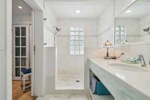 Douche, séchoir à cheveux, serviettes fournies, savon