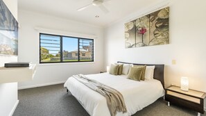 2 عدّة غرف نوم وخدمة الإنترنت وملاءات أسرّة