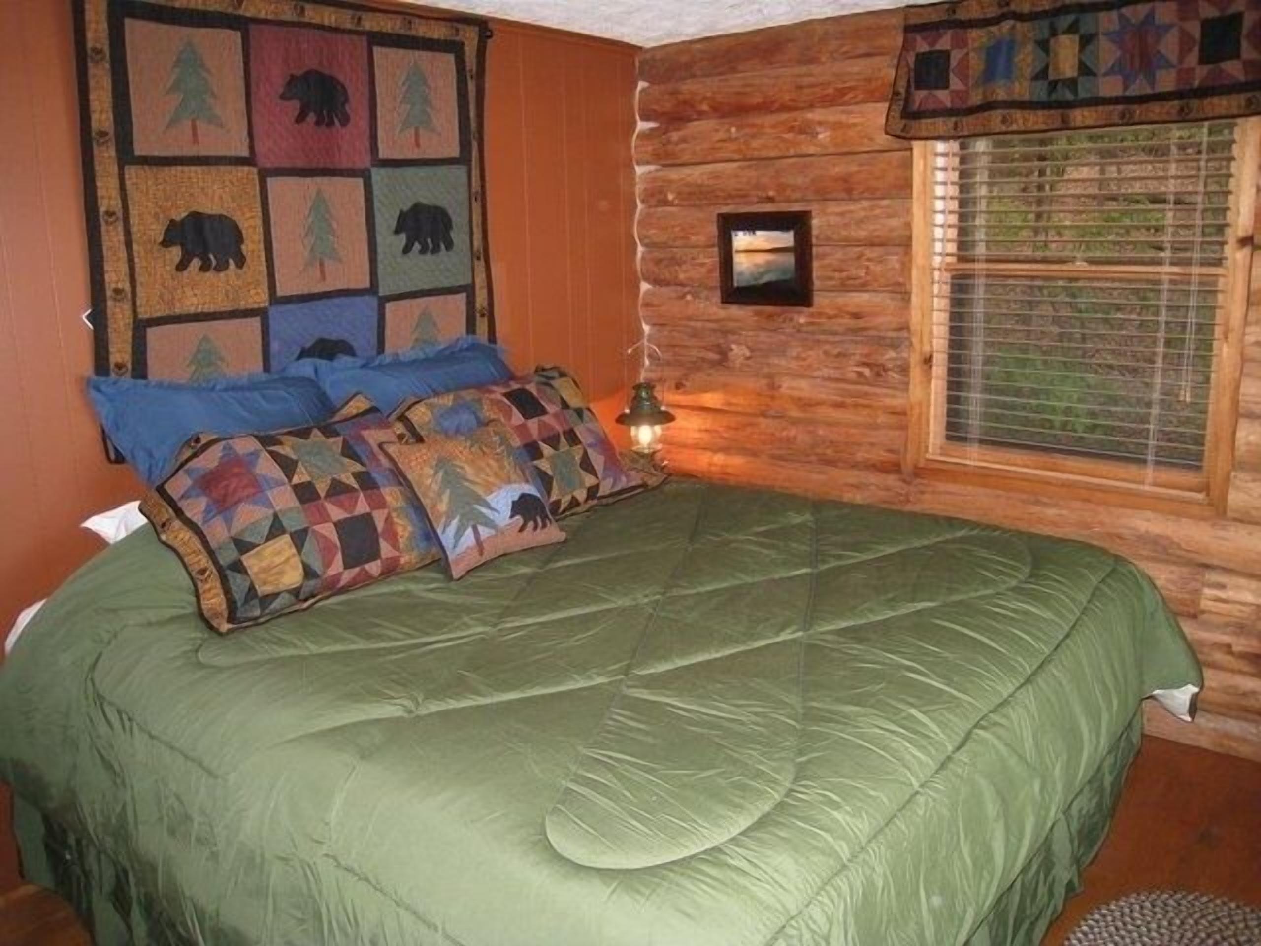 Waterfront - VIEW!, hot tub, deck, dock, pool table, fireplace, WiFi, dogs ok