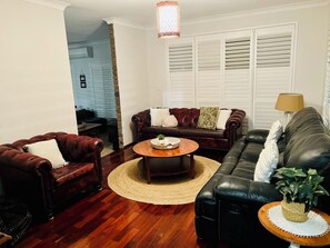 Smart TV, chimenea, tenis de mesa y libros 