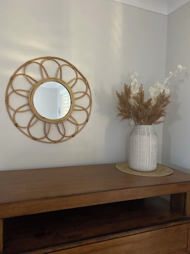 Coastal Family Favourite, Pet Friendly, 100mt to beach and playground. Sleeps 11