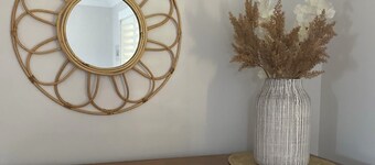 Coastal Family Favourite, Pet Friendly, 100mt to beach and playground. Sleeps 11