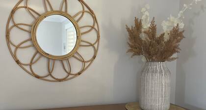 Coastal Family Favourite, Pet Friendly, 100mt to beach and playground. Sleeps 11