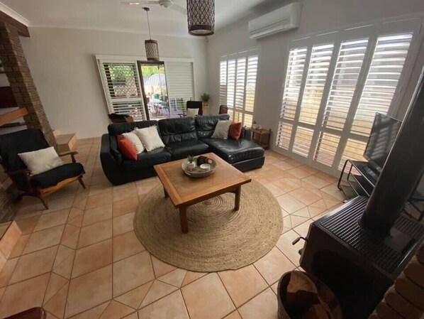 Smart TV, chimenea, tenis de mesa y libros