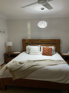 4 habitaciones, tabla de planchar con plancha y cuna de viaje