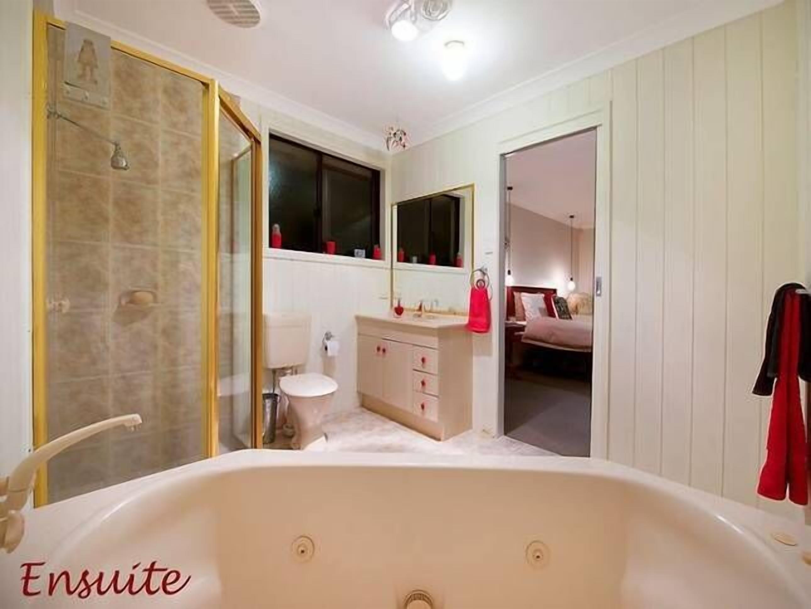 Gold Coast Waterfront Central Location Canal Pool Best Value Spacious Large Home — image 6