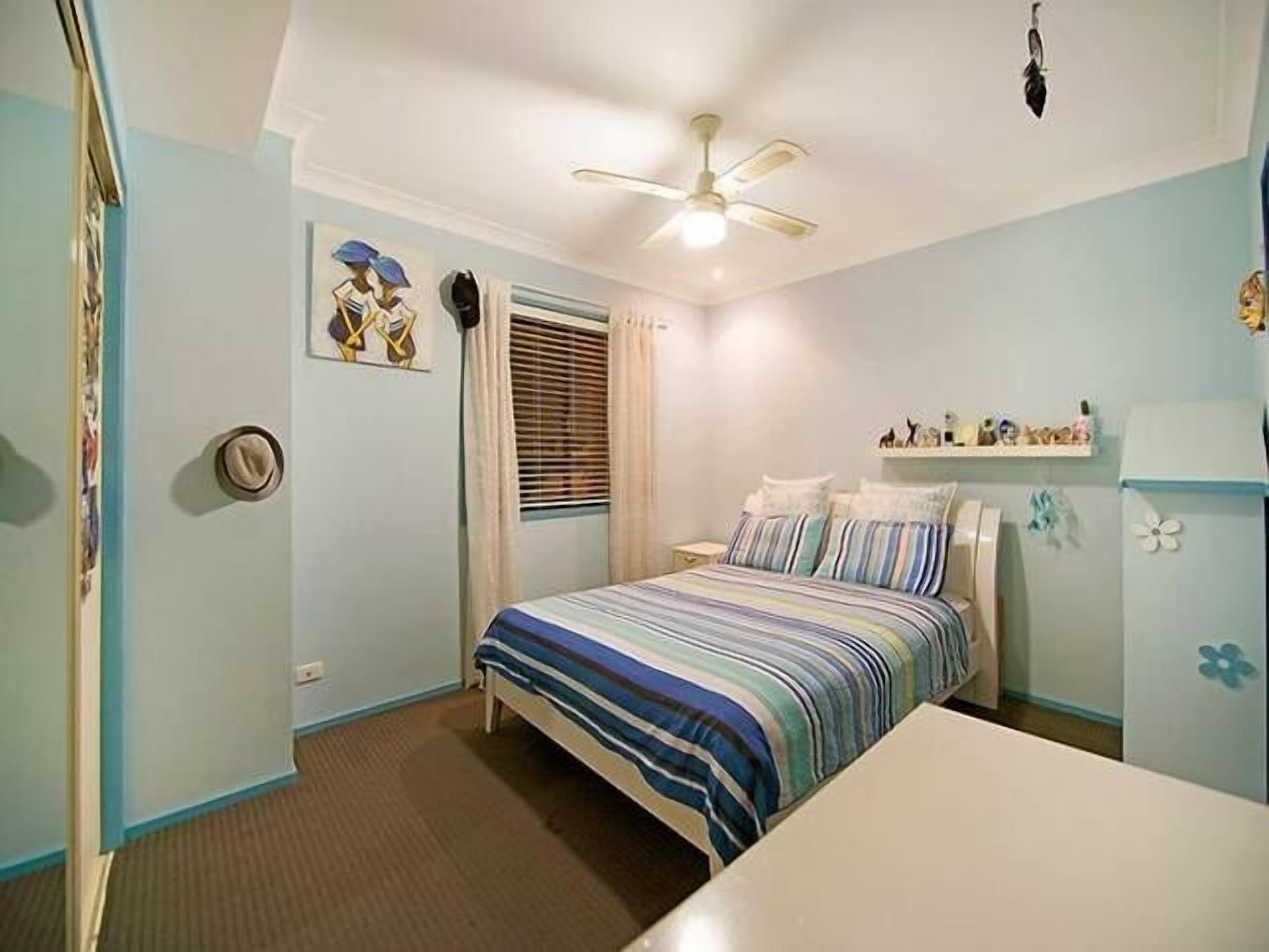 Gold Coast Waterfront Central Location Canal Pool Best Value Spacious Large Home — image 11